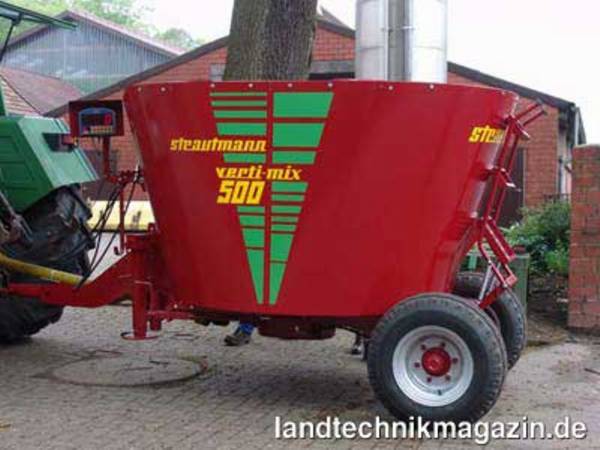 Bild: Homogene Futterrationen ab 2 m³ ermöglicht der neue Verti-Mix 400/500.