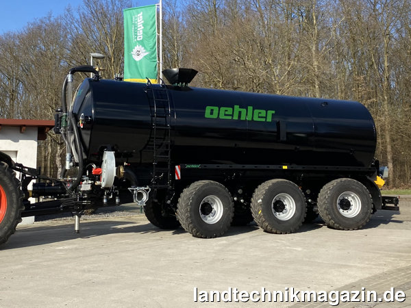 lDer neue Oehler Tridem-Vakuum-Gülletankwagen VKTR 250 bietet nach Herstellerangaben ein Fassvolumen von 25.000 l. Die schwarze Lackierung ist eine individuelle Wunschfarbe.