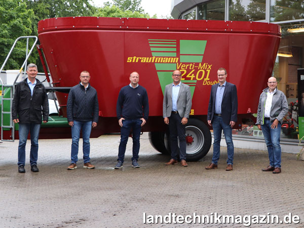 lFreuen sich auf Zusammenarbeit (v.l.n.r.): Eilert Sommer (AGRAVIS Veldhausen), Andreas Antons ( AGRAVIS Dörpen), Guido Conen (AGRAVIS Meppen), Ralf Bornemann (Geschäftsführer AGRAVIS Technik Münsterland-Ems GmbH), Felix Rademacher (Geschäftsführer B. Strautmann & Söhne GmbH u. Co. KG), Christian Jakobs (Werksvertreter Strautmann).