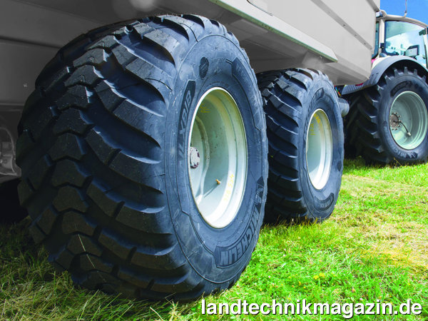 XL-Bild: Michelin bietet den TrailxBib Reifen für gezogene landwirtschaftliche Anhänger und Geräte jetzt in sieben neuen Dimensionen an.