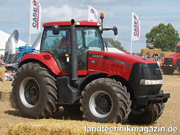 lAls erster Hersteller bietet CASE IH das „Automatische Produktivitätsmanagement“ (APM) für Traktoren mit Full-Powershift Getriebe an. Mit diesem System soll der Kraftstoffbedarf zum Beispiel beim MAGNUM je nach Lastsituation um bis zu 24 Prozent im Vergleich zu leistungsgleichen Traktoren ohne APM gesenkt werden können.