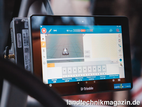 lDie Hardware der Lenksysteme Trimble GFX-350 und GFX-750 (im Bild) ist mit Display und Lenkcontroller überschaubar und kann laut Vantage Agrometius GmbH mit wenigen Handgriffen in nur wenigen Minuten getauscht werden.