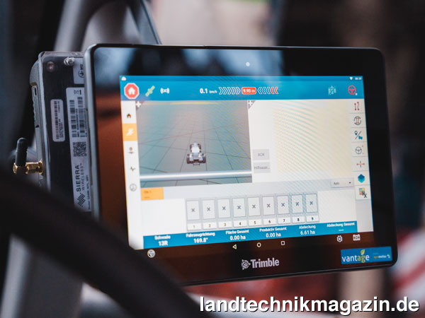 XL-Bild: Die Hardware der Lenksysteme Trimble GFX-350 und GFX-750 (im Bild) ist mit Display und Lenkcontroller überschaubar und kann laut Vantage Agrometius GmbH mit wenigen Handgriffen in nur wenigen Minuten getauscht werden.