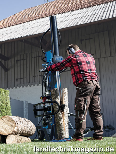 XL-Bild: Der neue scheppach Meterholzspalter HL3000G(M) mit 3.000 kg Spaltkraft lässt sich nur mittels Zwei-Hand-Bedienung benutzen.