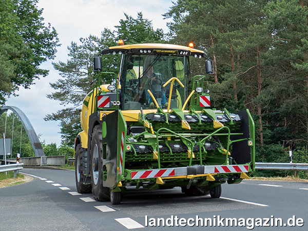 XL-Bild: Alle aktuellen Krone Big X Feldhäcksler-Baureihen können jetzt mit 3 m Transportbreite realisiert werden.