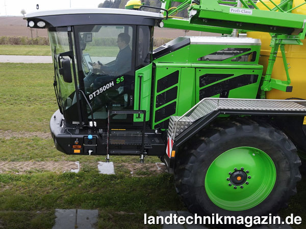 lDie neue Kabine des DAMMANN-trac DT 3500H wird auf vier aus pneumatischen Federdämpfern und Gummilagern bestehenden Punkten des Fahrwerkrahmens gelagert.