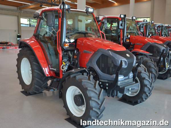 Bild: Der neue Lindner Lintrac 75 LS ist das kleinste Modell der Schaltschlepper-Serie Lintrac LS und zugleich der kleinste Typ im Lindner Traktoren-Programm. Sein Perkins-Motor bietet nach Herstellerangaben eine Leistung von 55/76 kW/PS.