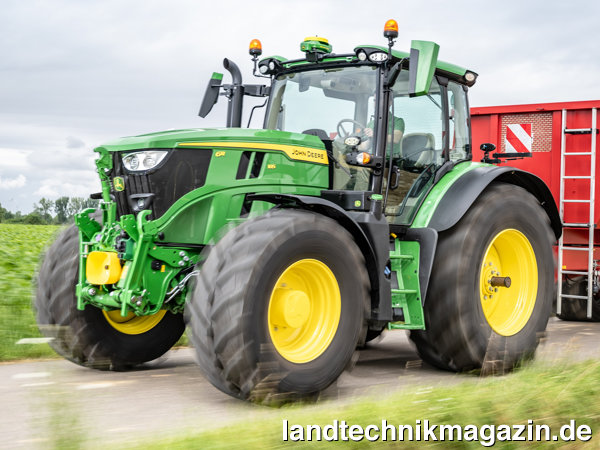 lDie neuen Traktoren John Deere 6R 140, 6R 150, 6R 165 und 6R 185 vergrößern die 6R-Serie auf insgemt 18 Modelle. Sie zeichnen sich optisch durch eine geänderte Form der Motorhaube aus.