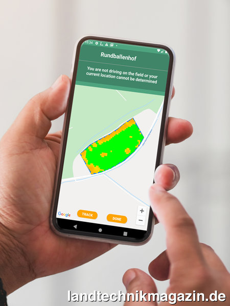 lRauch TerraService zeigt auf einer digitalen Karte in einem 10x10-m-Raster die Befahrbarkeit der Flächen an. Dabei wird in verschiedene Stufen unterschieden von grün befahrbar über orange riskant bis rot, wo irreversible Bodenschäden und Einsinken der Maschine zu erwarten sind.