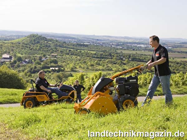Bild: Die Spezialgeräte von AS-Motor werden überwiegend von Kommunalbetrieben, Landschaftsgärtnern, Forstwirten, aber auch von anspruchsvollen Privatkunden genutzt, die große Flächen in kurzer Zeit von Hecken, Gestrüpp, Gras und Unkraut befreien müssen. Unwegsames Gelände und Hanglagen sind die Lieblingsarbeitsplätze vom aktuell weiterentwickelten Schlegelmäher AS 70/2 (vorne im Bild) mit Hydrostatgetriebe und Differentialsperre.