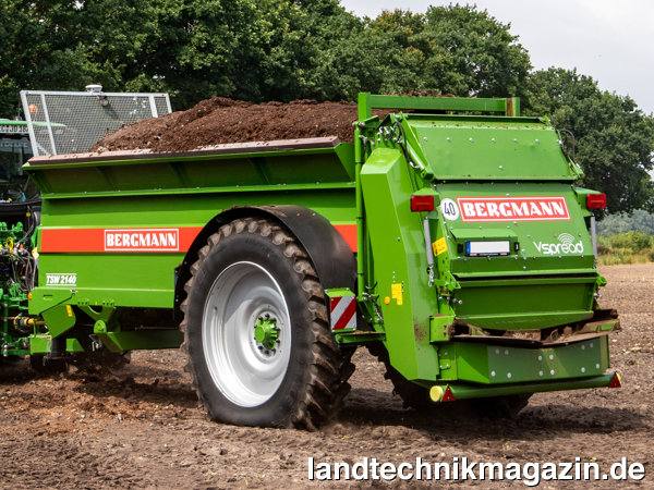 lDer einachsige Bergmann Tieflader-Universalstreuer TSW 2140 E kann jetzt auch mit dem Breitstreuwerk V-Spread ausgerüstet werden.