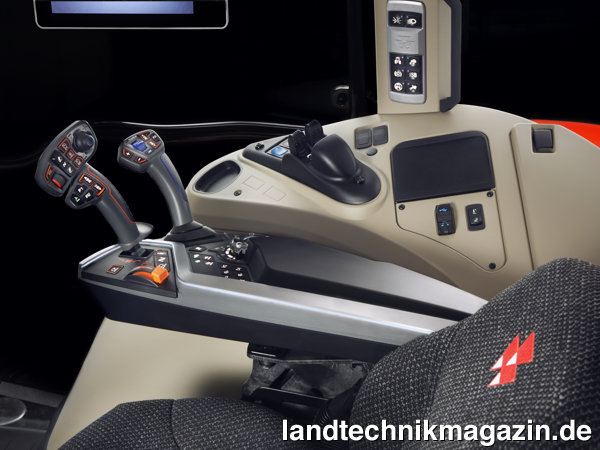 XL-Bild: Bei den Ausstattungsvarianten Exclusive und Efficient der neuen Massey Ferguson 6S gibt es eine mit dem Sitz verbundene Bedienarmlehne für Motor, Getriebe, Hydraulik, Hubwerk und Zapfwelle.