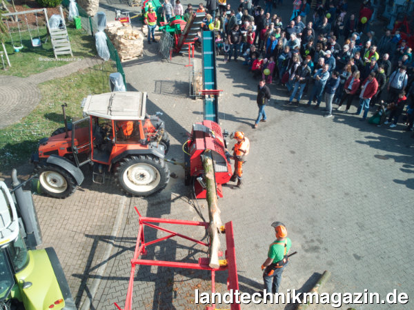 XL-Bild: Oehler stellte den neuen Sägespaltautomaten OL 4100 H auf der FORST live 2022 in Offenburg der Öffentlichkeit vor.