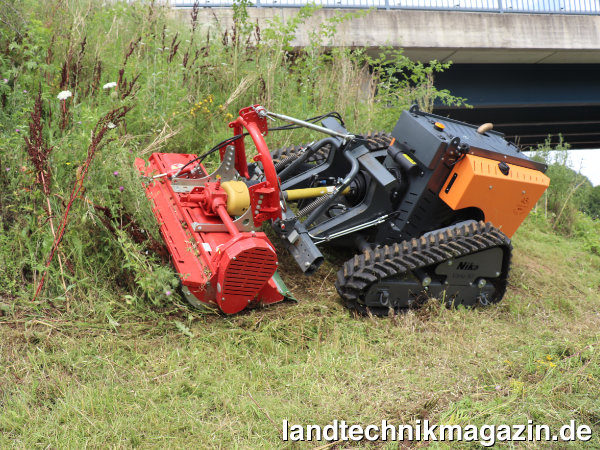 lAuf der ForstLive 2022 präsentierte Rapid die Mähraupe RoboFlail Vario D501, die den Rapid RoboFlail Vario 38 ersetzt.