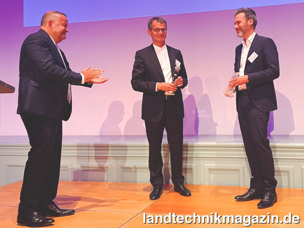 lGelungene Übergabe der Geschäftsführung des VDMA Landtechnik: Anthony van der Ley beglückwünscht Dr. Bernd Scherer und Dr. Tobias Ehrhard. Foto: b+b.