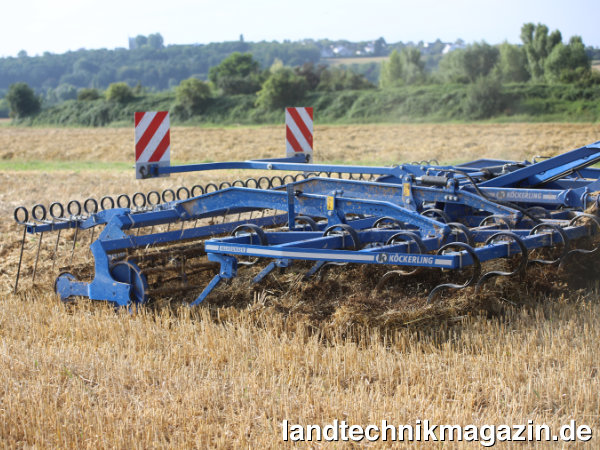 XL-Bild: Der Feingrubber Köckerling Allrounder -classic-, der in drei Arbeitsbreiten verfügbar ist, wurde verstärkt, die Zinkenaufteilung geändert und der Bedienkomfort verbessert.