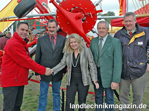 lDie Vertriebsvereinbarung zwischen Ziegler und Burgstaller und Schlund wurde anlässlich des Zentral-Landwirtschaftsfestes in München unterzeichnet (v.l.n.r.):  Gunter Dohmen (Geschäftsführer Ziegler Landtechnik), Gerhard Schmidt (Außendienst Burgstaller & Schlund), Andrea Schlund (Geschäftsführerin Burgstaller & Schlund), Johann Schönhofer (Außendienst Burgstaller & Schlund), Karl-Ullrich Arnds (Vertriebsleiter Ziegler Landtechnik).