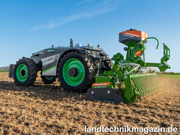 lAmazone möchte seine Anbaugeräte im Hinblick auf den autonomen Einsatz im Feld weiterentwickeln und beteiligt sich deshalb am niederländischen Start-up AgXeed B.V., einem Entwickler autonomer Plattformen für die Landwirtschaft. Im Bild zu sehen ist der neue 4-Rad AgXeed AgBot im Einsatz mit einer Amazone Kreiselegge KE 3001 Super mit Aufbausämaschine GreenDrill.