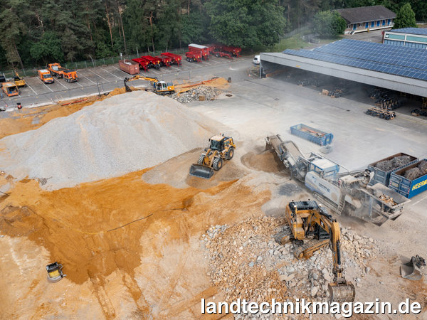 XL-Bild: Das Fundament für die neue Krampe Produktionshalle wird vorbereitet: Zukünftig werden hier auf 3.600 m² Wannen geschweißt.