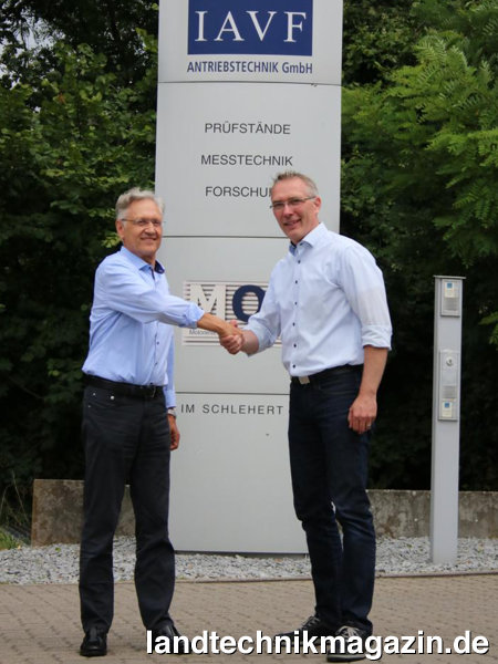 XL-Bild: MAMotec und IAVF haben im Juni 2022 eine Exklusivkooperation geschlossen. Der Fokus liegt auf der Weiterentwicklung von Gas- und Wasserstoffmotoren durch die beiden Partner. Im Bild: Prof. Dr. Bernhard Kehrwald, IAVF, (links) und Nico Albrecht, MAMotec (rechts).