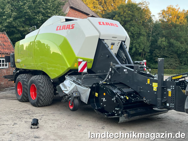 Bild: Die Claas Quaderballenpressen QUADRANT EVOLUTION 5200 und 5300 können zukünftig ab Werk mit einem Müthing Vorbauhäcksler bestellt werden.