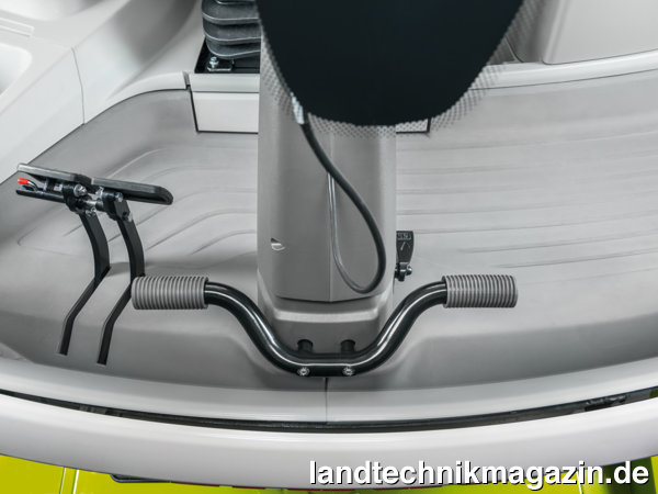XL-Bild: Eine neue Ausstattungsoption der Claas LEXION Mähdrescher sind Fußstützen, die den Sitzkomfort erhöhen.
