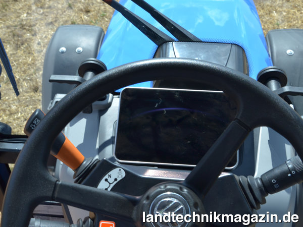 Bild: Die New Holland T4 V/N/F Kabinenmodelle sind mit dem VIS-Multifunktionsdisplay oberhalb des Armaturenbrettes ausgerüstet.