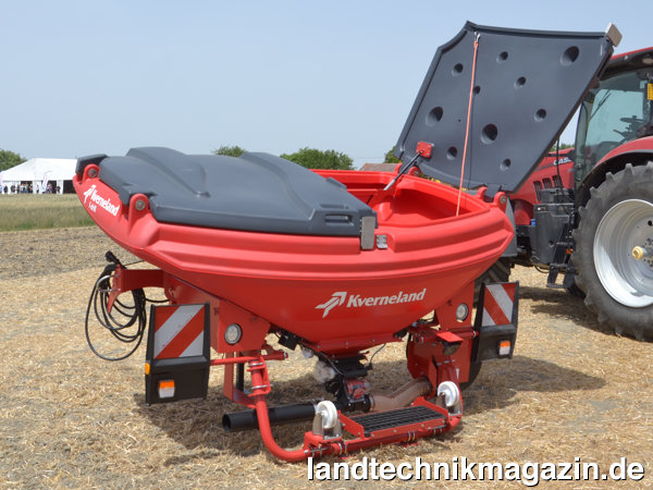 lIn die Vorratsbehälter der neuen Fronttanks Kverneland f-drill kann entweder Saatgut oder Dünger eingefüllt werden. Höhere Ausbringmengen können mit der Duo-Version erreicht werden, da zwei ELDOS-Dosiergeräte zweimal bis zu 400 kg/ha einer Dünger- oder Saatgutsorte ausbringen.
