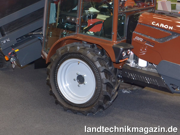 lAuf der EIMA 2022 entdeckten wir den CEAT CubWheel-Reifen am knickgelenkten Transporter Caron AR 790.