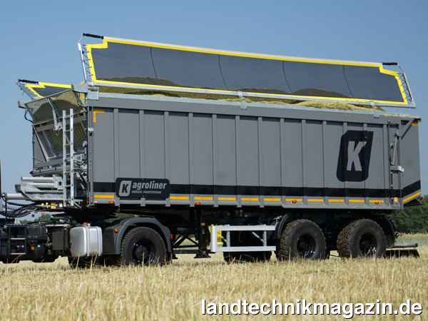 lDas überarbeitete zweiflügelige Abdecksystem montiert auf einem Kröger Sattel-Abschiebewagen SAW32.