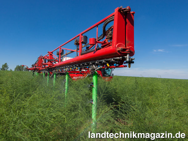 lDas neue Agrifac VertiPlus-System für Sonderkulturen wie Spargel wird am Standard-J-Gestänge des Condor befestigt und nach der Anwendung nur eingeklappt und nicht demontiert.