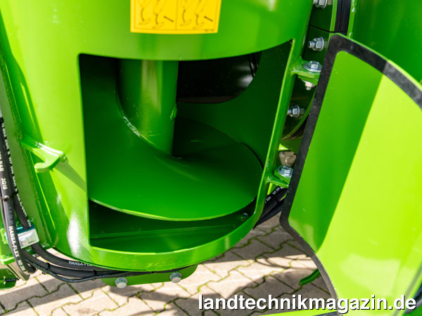 Bild: Eine neue Wartungsklappe sorgt bei den Bergmann GTW Überladewagen für einen bequemen Zugang zur optischen Kontrolle oder Reinigung an der Übergabe von Zubringerschnecke zur Überladeschnecke.