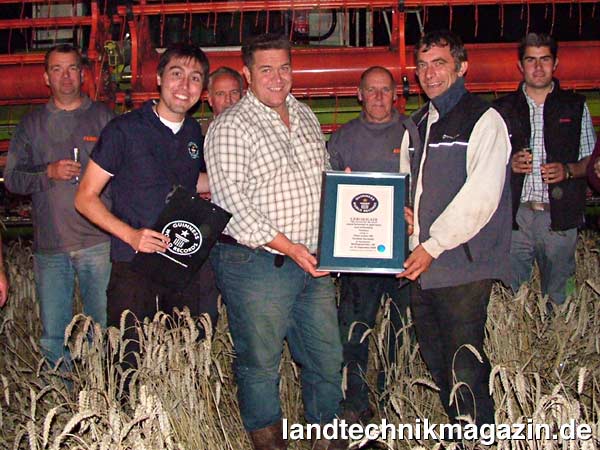 lFreude auf der englischen Farm über den Weltrekord im Guinness Buch. Vorne, von links: Carlos Martinez (Guinness Buch Jury), Keith Challen (lud zum Weltrekord ein) und Kevin Yates (stellte seine Flächen zur Verfügung).