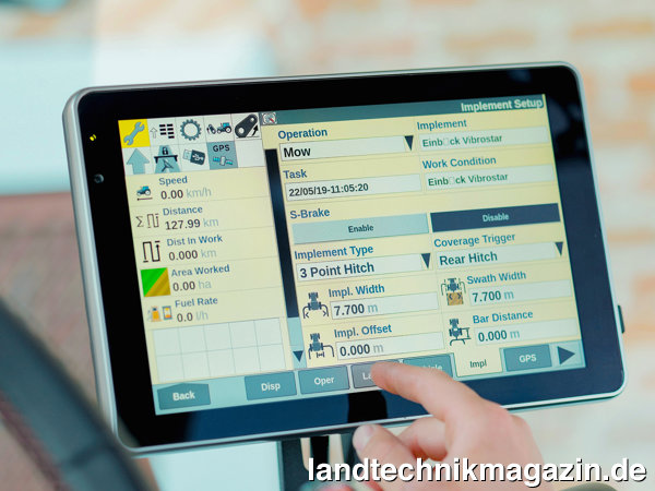 lDer neue Steyr S-Tech 700 Plus Touchscreen Monitor wird ab 2023 in den Baureihen Impuls CVT, Profi S-Control 8 und Profi CVT eingebaut – entweder in die Armlehne integriert oder am rechten Seitenfenster montiert.