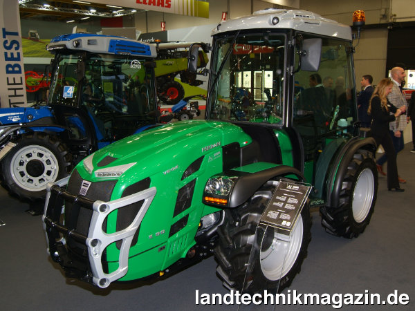 Bild: Ferrari zeigte auf der EIMA 2022 den Spezialschlepper Vega K 90 als Ai-Tractor. Künstliche Intelligenz (Artificial Intelligence = AI) soll bei diesem Traktor das Fahren erleichtern und insbesondere auch die Sicherheit erhöhen sowie den Kraftstoffverbrauch senken, indem sie die elektrohydraulische Wendeschaltung, die Kupplung und die Bremsen optimal steuert.