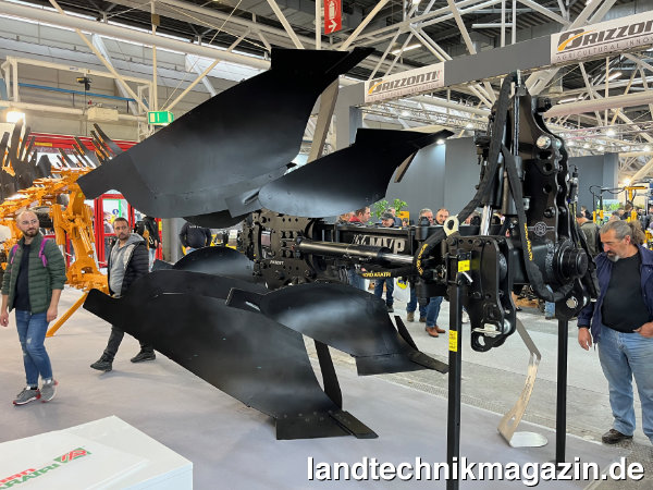 Bild: Moro Aratri zeigte auf der EIMA 2022 mit dem MVP 30 A Extreme einen Tiefpflug für eine Arbeitstiefe von 80 bis 110 cm. Vor und hinter dem Hauptschar befindet sich jeweils ein konventionelles Schar, das zusätzlich den oberen Bodenhorizont wendet. Moro Aratri gibt für diesen einscharigen Tiefpflug einen Leistungsbedarf von 400 bis 600 PS an.
