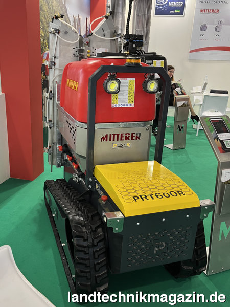 Bild: Der südtiroler Hersteller Mitterer präsentiert mit dem PRT600R den Prototyp einer autonomen Spritze mit elektrischem Antrieb und verschiedenen Gebläsen.