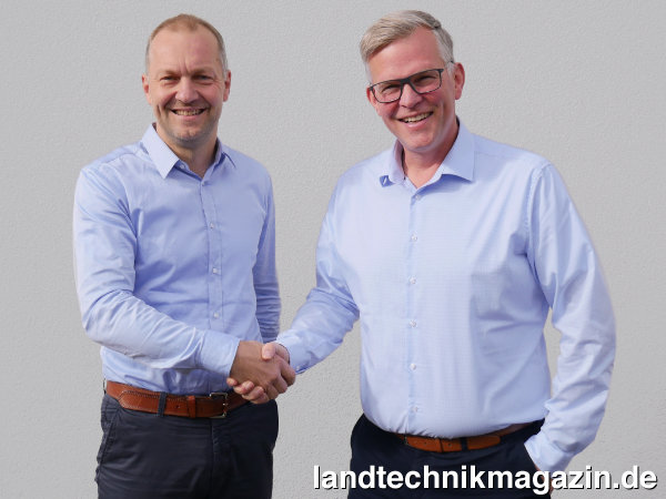 XL-Bild: Robert Fraune (links), neuer Geschäftsleiter der Müller-Elektronik GmbH verabschiedet Christian Müller (rechts), Geschäftsführer von 2009 bis 2022.