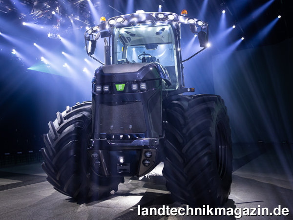 lDie Nullserie des Hybridtraktors AUGA M1 entspricht dem Design der zukünftigen Serienproduktion und ist anthrazitbraun, als Symbol für den im Boden gespeicherten Kohlenstoff.