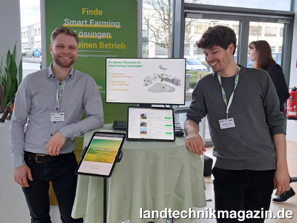 XL-Bild: Ihr neue Plattform AgraCheck zeigten die Gründer schon bei verschiedenen Landwirtschaftsmessen wie den Deutschen Lohnunternehmertagen in Bremen 2022. Im Bild Florian Stark (links) und Sebastian Lieder (rechts).