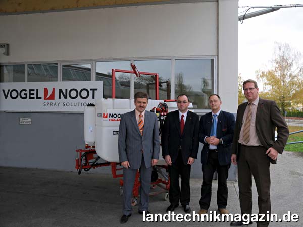 lVogel & Noot übernahm zum 1.11.2008 die Sparte landwirtschaftlicher Pflanzenschutz der Firma HOLDER in Metzingen. Die neu gegründete Vogel & Noot Spray Solutions GmbH Metzingen wird ab November 2008 mit  20 Mitarbeitern in den bisherigen Hallen die Pflanzenschutztechnik produzieren und unter dem Namen Vogel & Noot System Holder ausliefern. Im Bild (von links nach rechts): Andreas Frisch, Geschäftsführer Holder Industries, Thomas Bidell, Export-Manager Vogel&Noot Soil Solutions, Ronald Stange, Geschäftsführer Vogel&Noot Spray Solutions, Gernot Karlsböck, Geschäftsführer Vogel&Noot Soil Solutions.