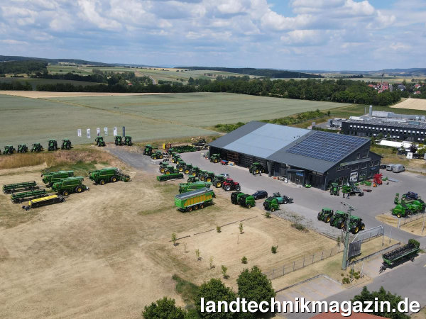 lDer John Deere Vertriebspartner Kotschenreuther Forst- und Landtechnik GmbH & Co. KG mit Hauptsitz in Neufang übernimmt das John Deere Vertriebsgebiet von Nicklas Landtechnik. Im Bild zu sehen ist der Nicklas-Standort in Hofheim.