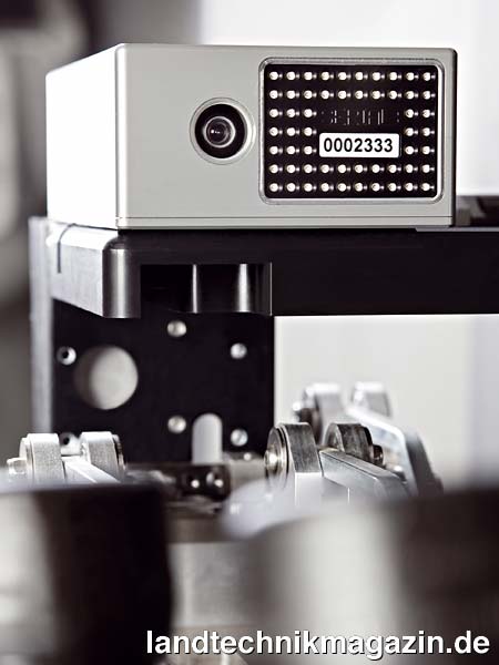 lHerkömmliche Laser- oder Ultraschallsensoren bei Melkrobotern haben einen großen Nachteil: Sie sind „blind“. Wenn sich eine Kuh bewegt, während das Melkzeug angesetzt wird, sind sie oftmals überfordert. Mit dem Einsatz eines 3D-Direktkamera-Systems setzt GEA Farm Technologies dem entgegen. Bei der neuen „relativen Verfahrenstechnik“ hat die Kamera während des Ansetzvorgangs des Melkzeugs die Entfernungen von Melkbechern und Zitzen ständig im Blick, wertet die Daten blitzschnell direkt aus, setzt sie in Relation und kann daher auf sich verändernde Bedingungen reagieren.