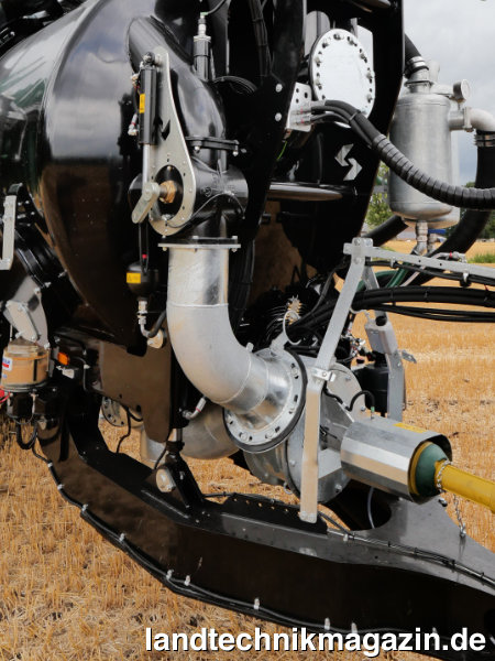 lDie neue Kotte Power-Boost-Technik 2.0 verfügt über eine mechanisch angetriebene Kreiselpumpe mit bis zu 11.000 l/min Förderleistung. Die Zuleitung zur Pumpe ist in NW250 ausgeführt, ein Steinfang ist Serie.