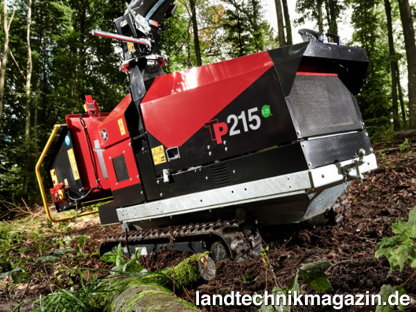 Bild: Alternativ zum 80-km/h-Pkw-Fahrwerk gibt es den neuen TP 215 ZE Elektro-Holzhacker auch mit hydraulisch ausfahrbarem Kettenfahrwerk.