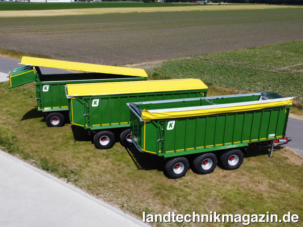 lDie drei Kröger agroliner Tridem-Abschiebewagen mit hydraulischem Flip-Top Abdecksystem verfügen über Giebelsektionen, die die Plane über den Laderaum schwenken.