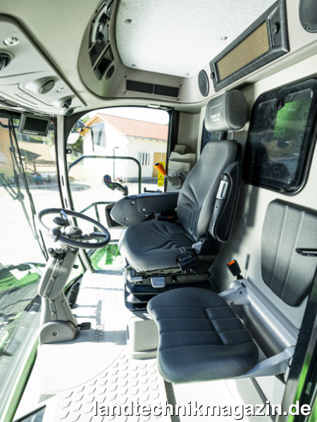 Bild: In der Kabine der Deutz-Fahr Fünfschüttler-Mähdrescher C6305 und C6305 TS gibt es unter anderem eine neue Lenksäule.