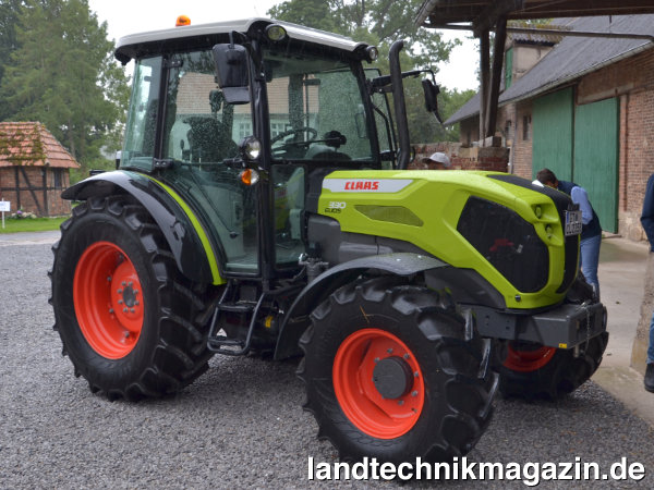 Bild: Die neuen Claas Traktoren der Baureihen ELIOS 200 ab dem ELIOS 220 und ELIOS 300 – im Bild der ELIOS 330 – sind äußerlich praktisch nicht zu unterscheiden.