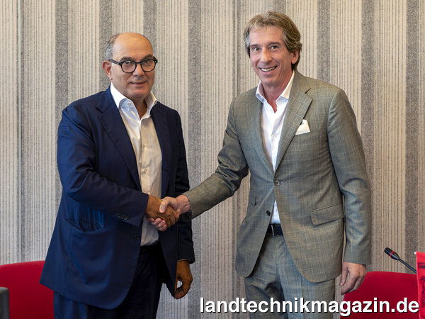 lEnrico Carraro, Carraro S.p.A., (links) und Maurizio Maschio, Antonio Carraro S.p.A., unterzeichnen Kooperationsvereinbarung, die zum 1.1.2024 in Kraft tritt.