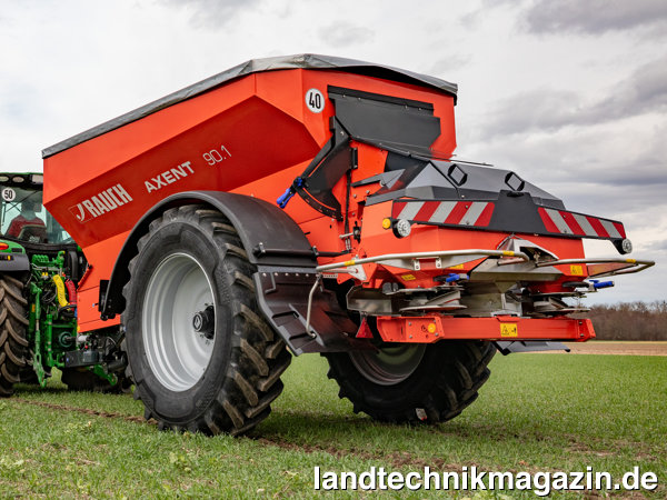 lDer neue, kleinere Rauch AXENT 90.1 mit einem Behältervolumen von 9.400 l zeigt die Restmenge mit Hilfe integrierter Wiegezellen detailliert an.